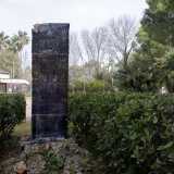 A darci il benvenuto � l�elegante ma rovinata scultura in ceramica dedicata a San Francesco, una sorta di stele che raffigura il santo e il Cantico delle Creature